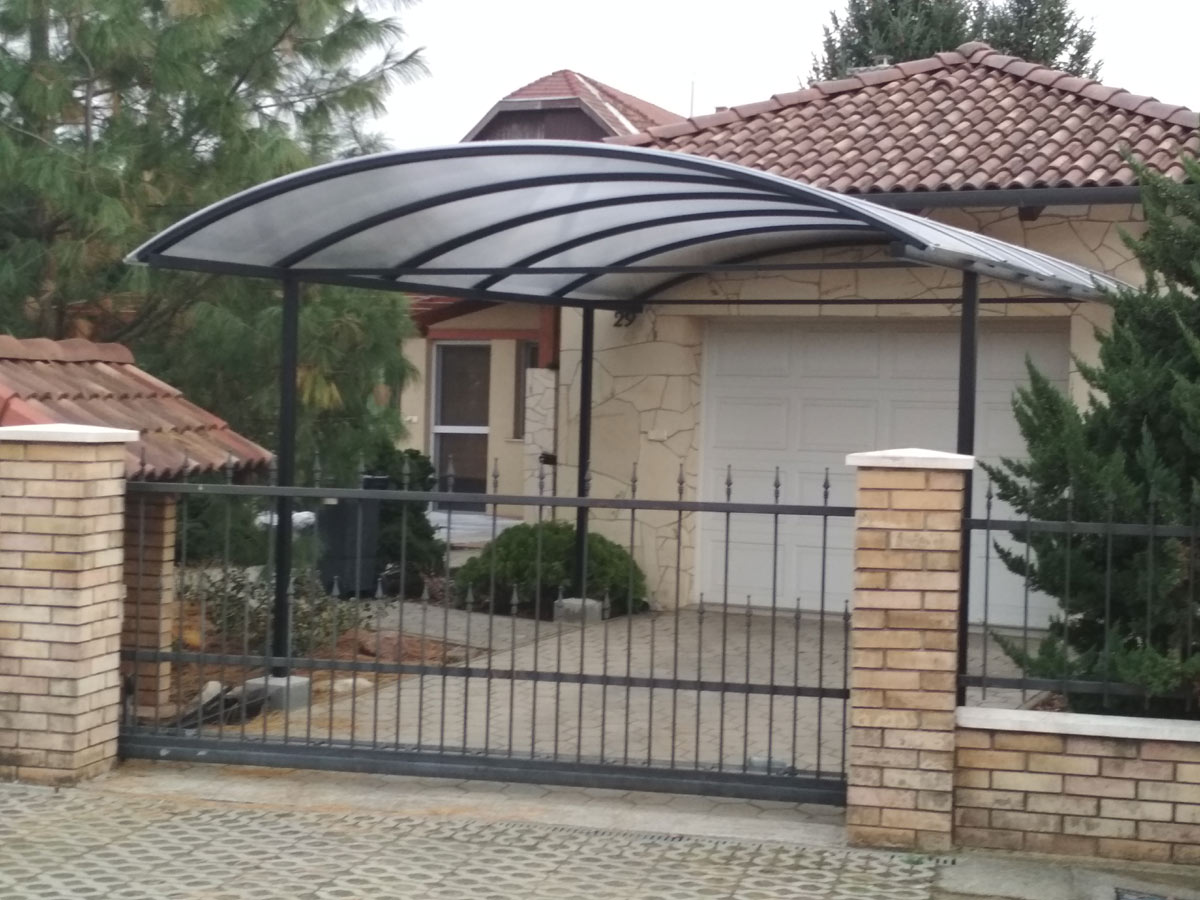 garázs előtető ívelt kialakítás polikarbonátból